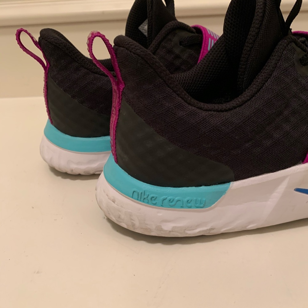 Nike ladies athletic tennis shoes - Picture 4 of 9
